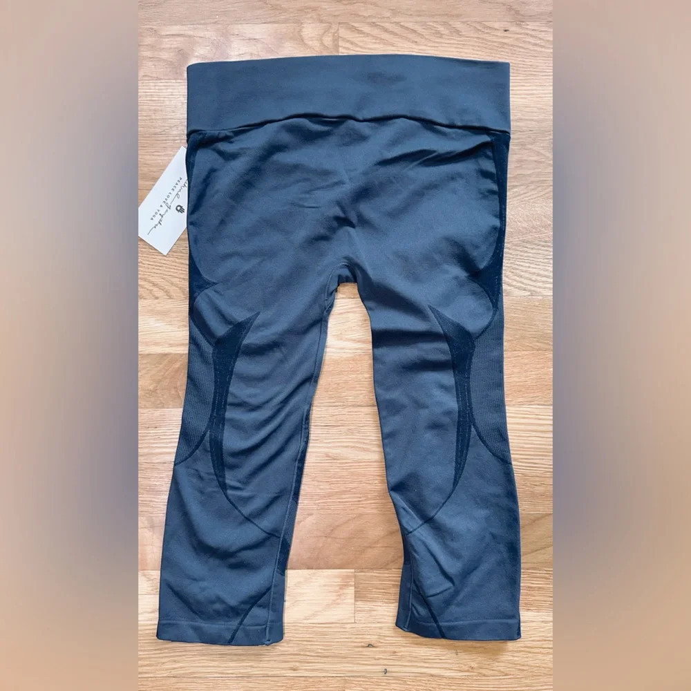 NWT Spiritual Gangster Cropped Gray Leggings - Picture 2 of 6